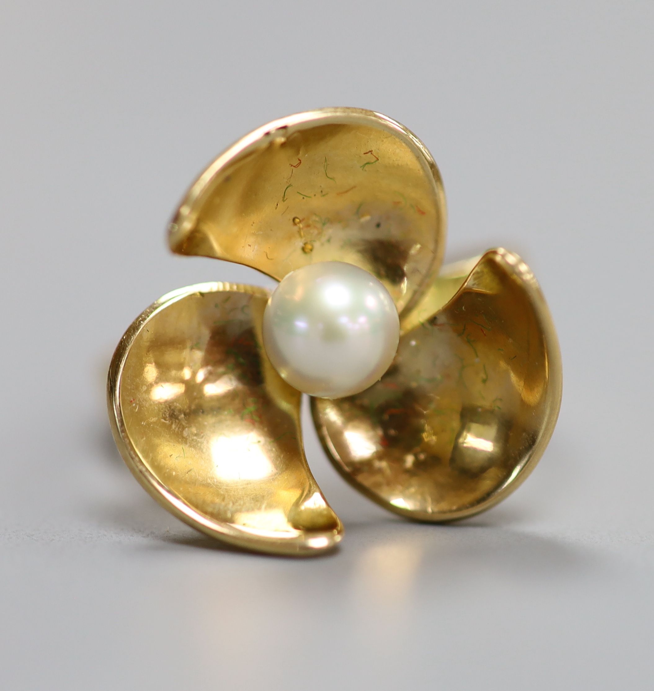 A modern 750 yellow metal and cultured pearl set dress ring, size R